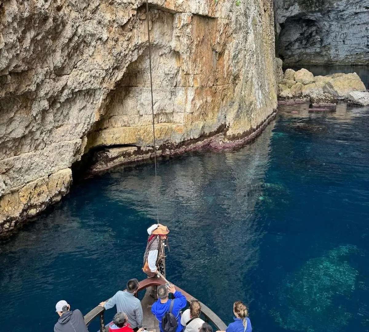 船上ホテル Realb Trip Boat Vlorë