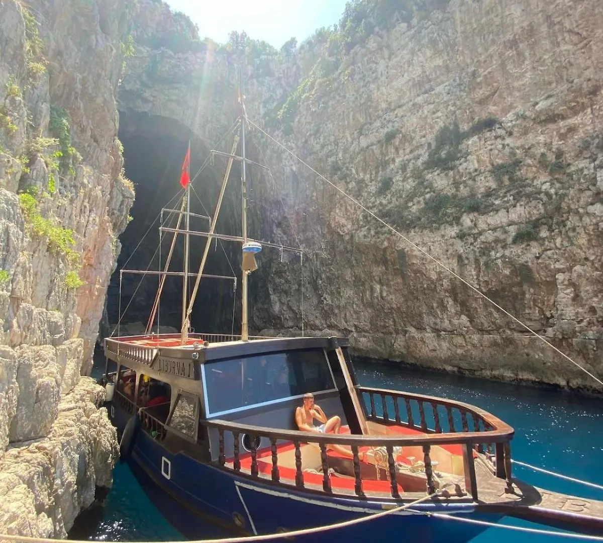 Realb Trip Boat Vlore Botel